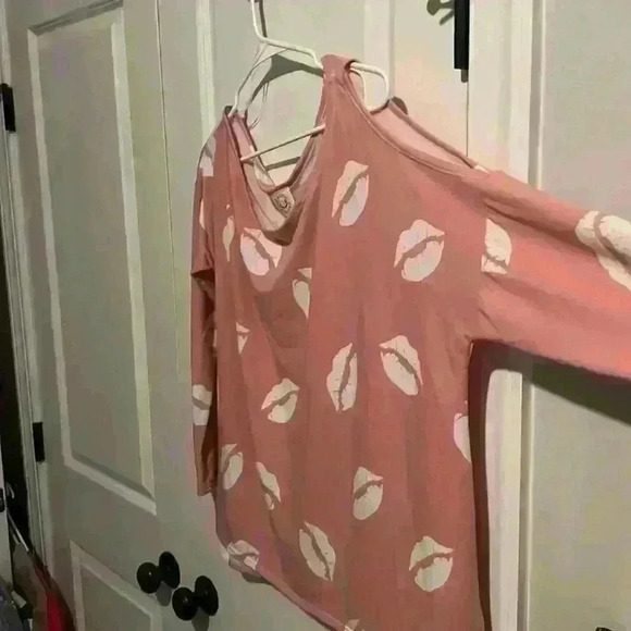 💋Fantastic Fawn ENDEAR LipPrint Asymmetric Cutout Jersey Top Size L - Picture 7 of 9